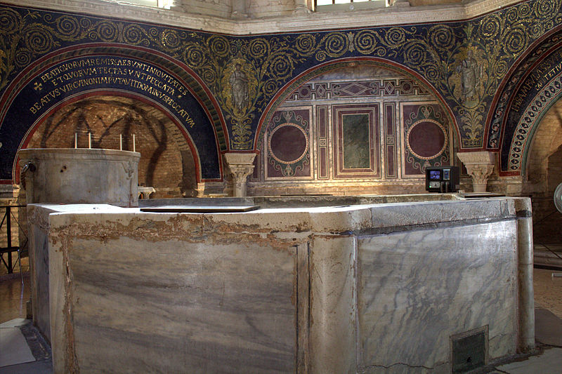 800px-Vasca_Battistero_Neoniano