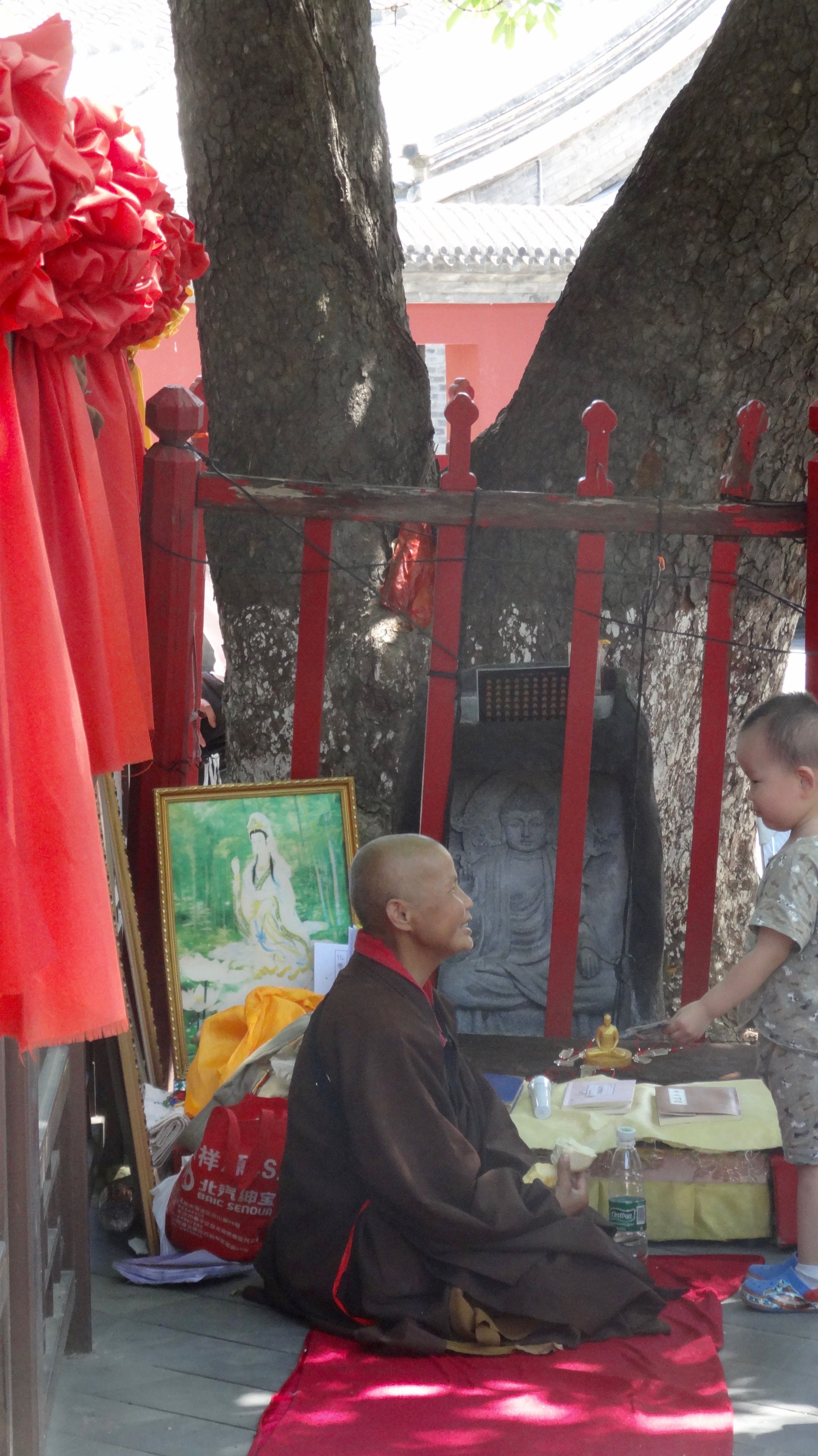 monaca e bimba al Lingquan Si