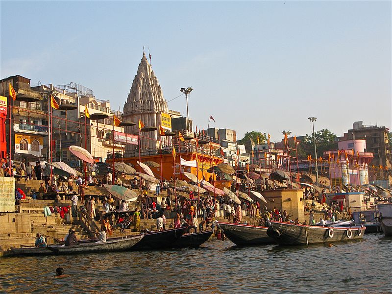 800px-Morning_bathers_at_Ganges_Ghats,_Varanasi