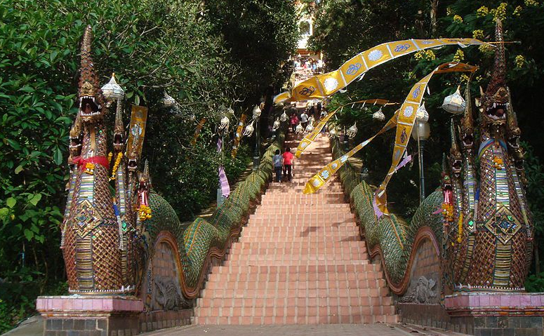 1024px-Wat_Phra_That_Doi_Suthep12