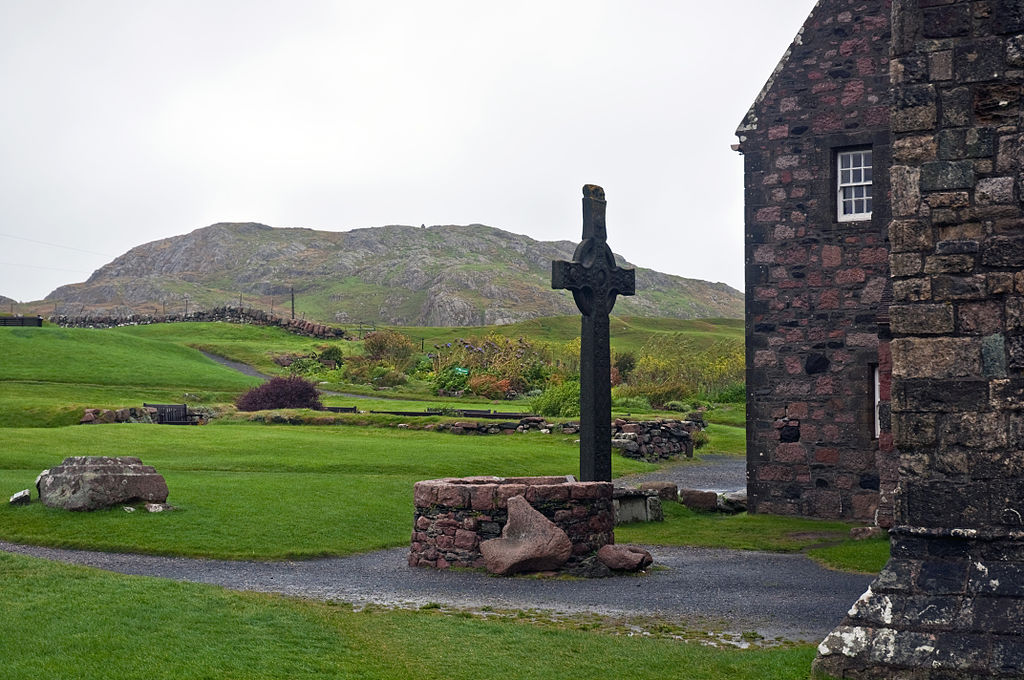 1024px-Iona_Abbey,_Scotland,_Sept._2010_-_Flickr_-_PhillipC