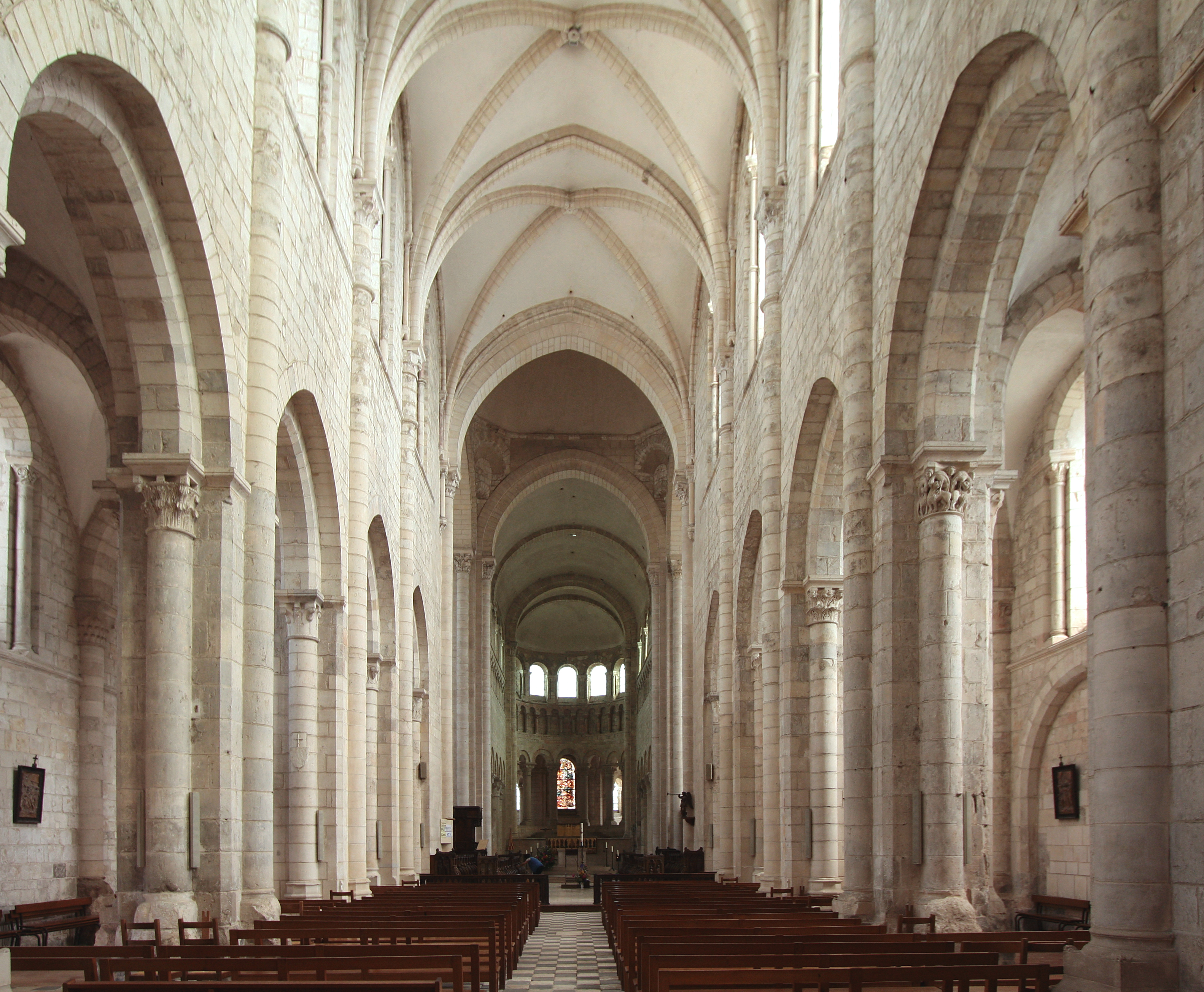 St_Benoit_Sur_Loire_2007_01